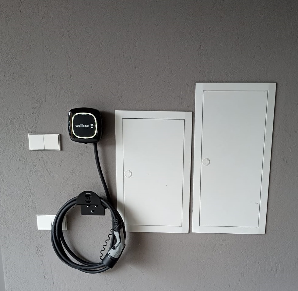 elektromobili-krovimo-stotel-s-ir-j-rengimas